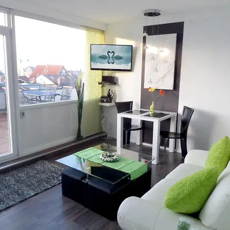 Schöne Kleine Ferienwohnung Mit Großer Dachterrasse Und Ostseeblick Laboe